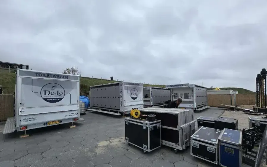 Opbouw van een evenemententerrein met units van De-Lo