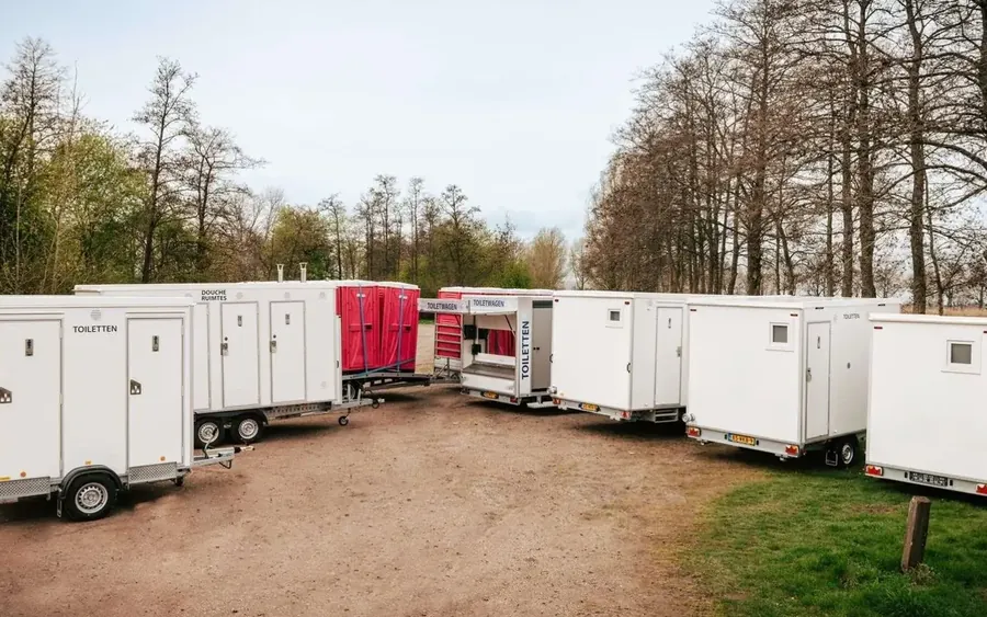 Wagenpark van De-Lo: een rij aanhangers klaar voor vertrek
